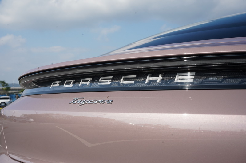 車尾沒有一堆複雜文字,有的只是品牌名字與簡單的車型名稱