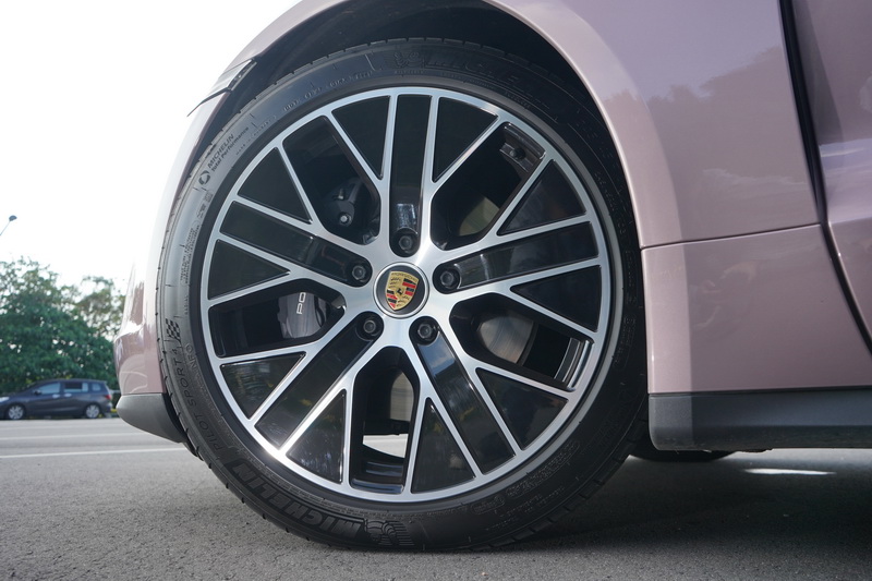 試駕車輪圈升級為20吋Turbo Aero款式,中心徽飾蓋也選了彩色圖樣