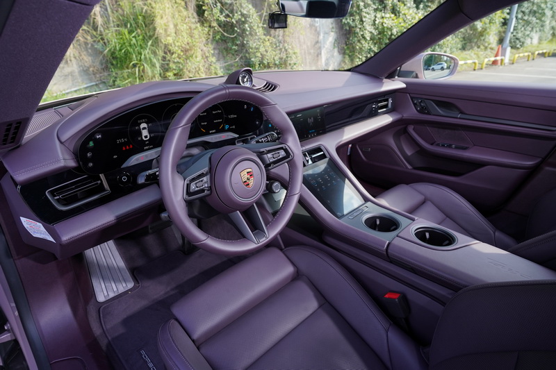 16.8吋的曲面駕駛儀表與10.9吋的PCM中央觸控螢幕及空調觸控面板仍是RWD車型的標準配備