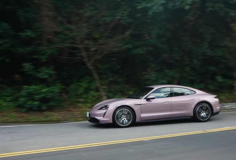 後驅版的出力方式更貼近油車的駕馭體感,並不會時時處在神經緊繃狀態