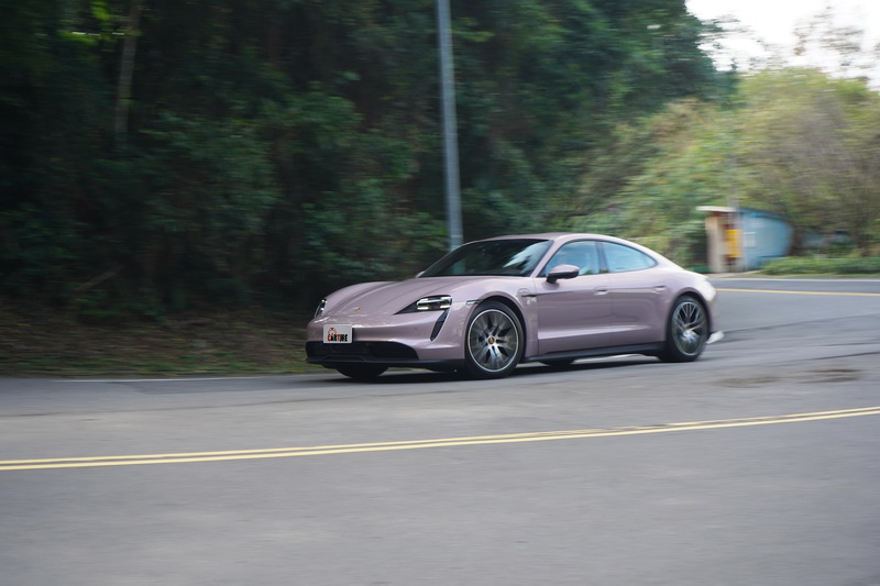 Taycan車重不輕在彎中會有些許推頭現象,但出彎後踩下油門隨即接上的力道回饋讓整個過彎流程不會虎頭蛇尾