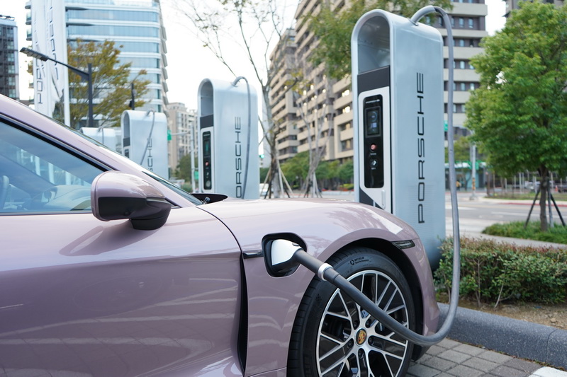 若以原廠快充計算半小時內便能將電補充至8成滿