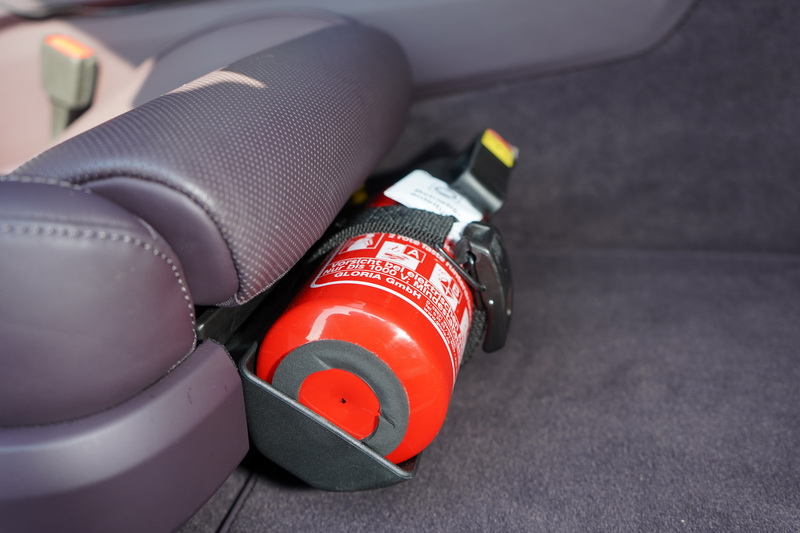 試駕車副駕座椅下方還選配了滅火器,相當符合Porsche的賽車精神!