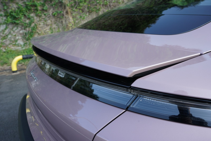 主動式尾翼同樣是入門車型的標準配備