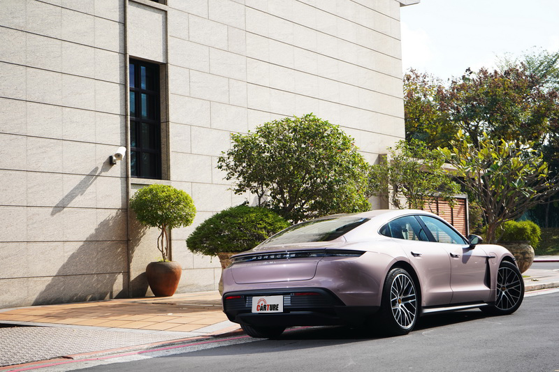 400萬不到的售價能買到Porsche Logo還有一堆先進科技加持的純電跑車,難怪一推出便成為該車系最暢銷者!