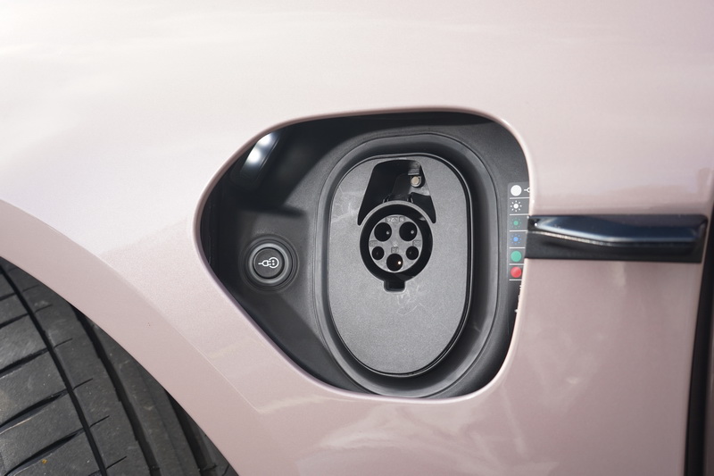 即便旅行地點沒有800V快充,其J1772規格的AC充電口也能在多數公共充電站補電