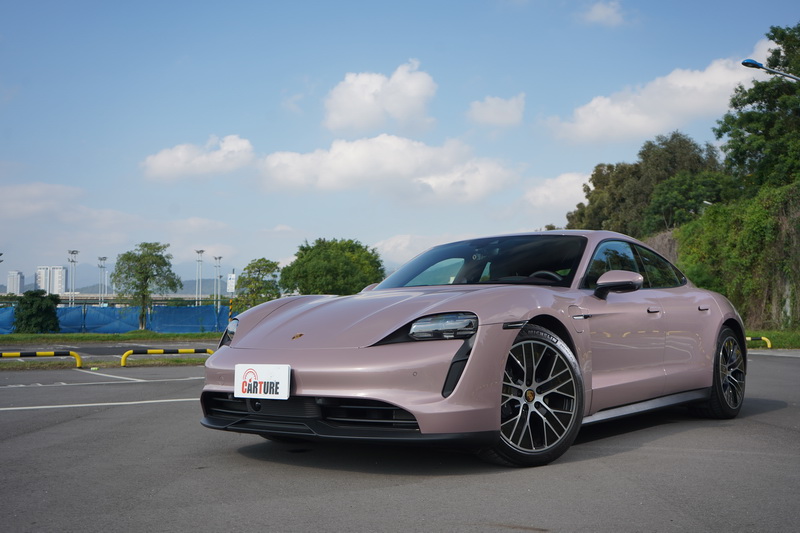 這台選了冰莓粉車色的試駕車其造型幾乎與4S並無二致