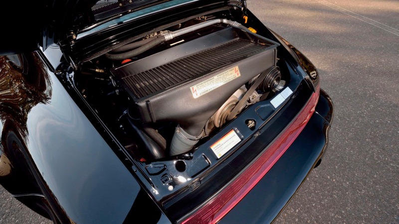 該911 Turbo搭載3.6升渦輪增壓水平對臥六缸引擎,擁有355hp最大馬力。