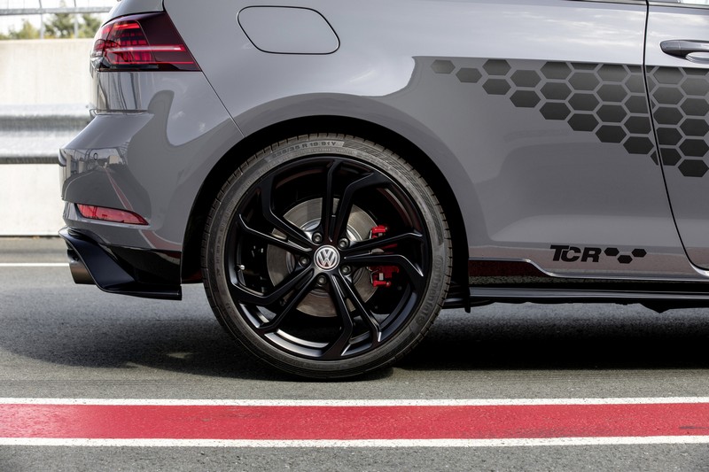關於Volkswagen釋出的NFT圖片,有消息指出會是Golf GTI TCR或330hp的Golf R Plus。