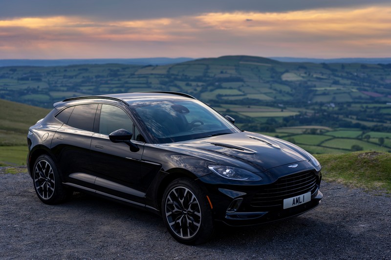 Aston Martin預告2/1將推出最強DBX,各界都在好奇會搭載何種引擎系統。