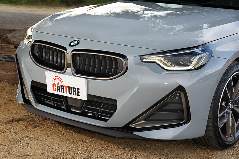 兩側下氣壩與後視鏡都配鈰灰色飾框,水箱護罩除鈰灰色外亦佐亮黑飾框豐富視覺。