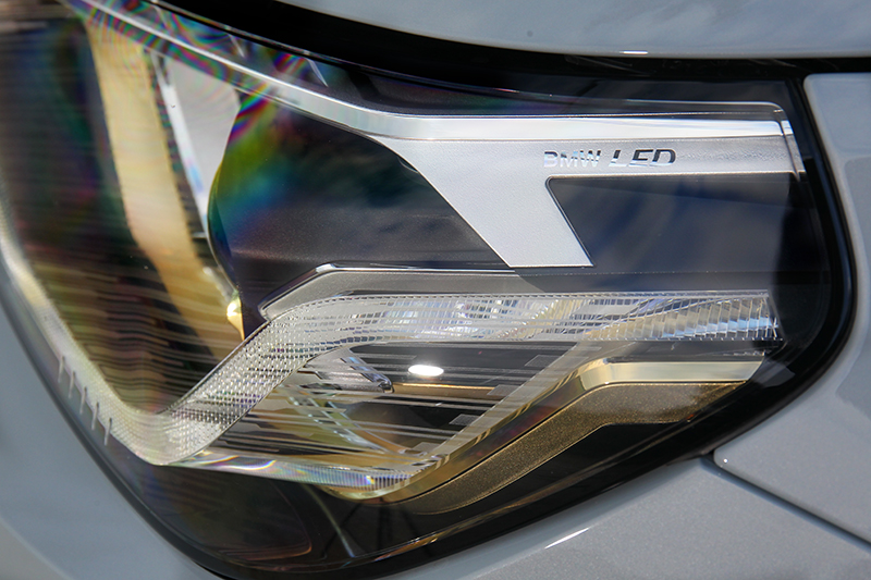 配備智慧LED頭燈,並額外利用黃色飾條豐富視覺。