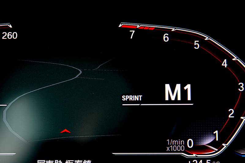 M240i配備Sprint 衝刺功能,長按降檔撥片就會降至目前轉速允許最低檔位。