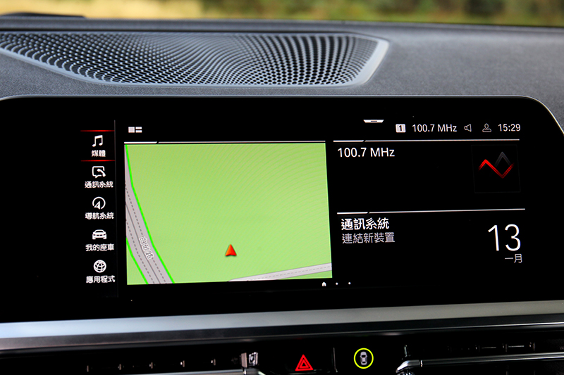 現在手機不離身,因此提供無線Apple CarPlay、Android Auto供選擇。