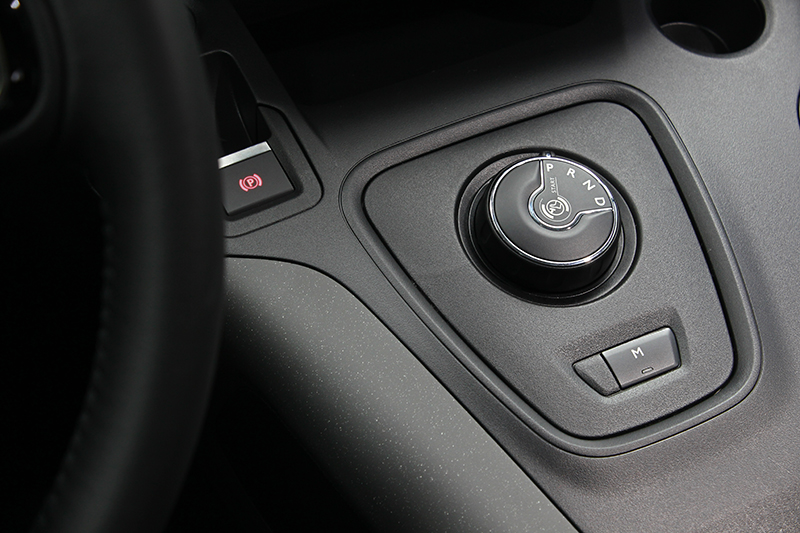 與之搭配的一般是EAT8智慧型8速自排變速系統,其換檔速度與反應都相當迅速聰穎。