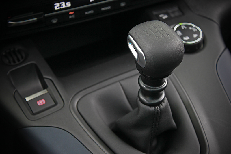 最令人喜出望外的,是1.5L BlueHDi也搭配六速手排變速系統,堪稱當代極少數本格主義派的最後救贖。