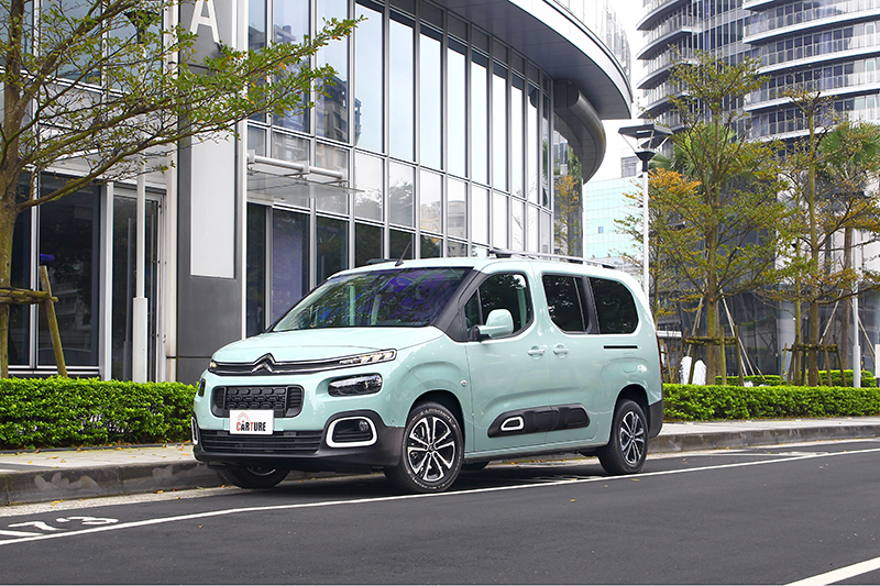 CITROËN BERLINGO全車系皆採1.5L BlueHDi柴油動力，並同時備有自排與手排變速系統兩種選擇。