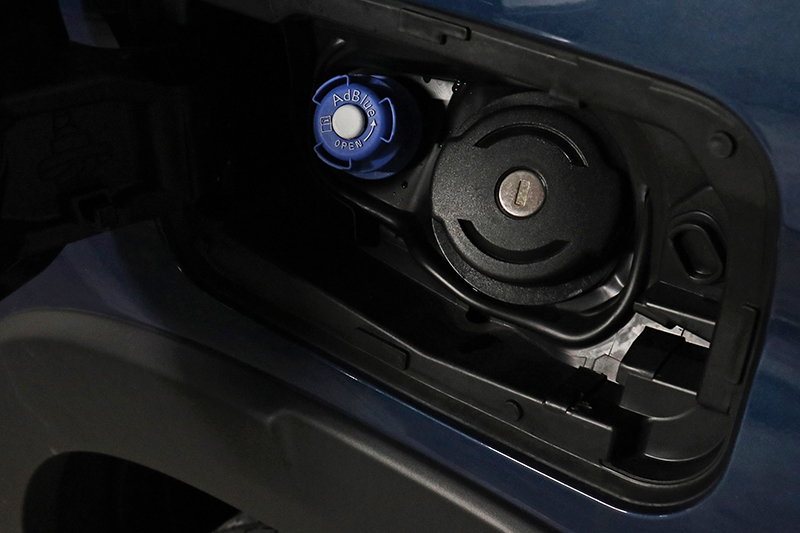 這是PEUGEOT RIFTER行駛兩個多月、兩千多公里以來第四次打開油箱蓋,目的是用來拍照,之前僅加過三次油。