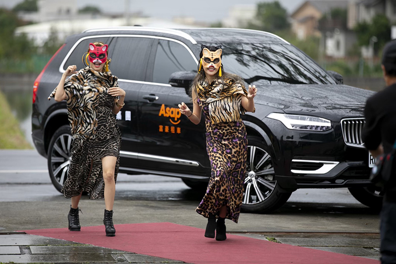 【車勢星聞】《綜藝大熱門》節目安排陳漢典、Lulu搭豪車進招待所開趴。(圖:三立提供)