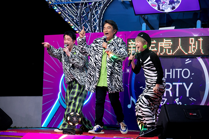 【車勢星聞】《綜藝大熱門》節目在私人招待所搭建了露天野台電子花車。(圖:三立提供)