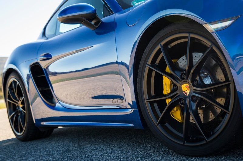 因為菸灰有可能會從進氣孔進入,因此Porsche召回Boxster/Cayman更換更密的進氣柵。