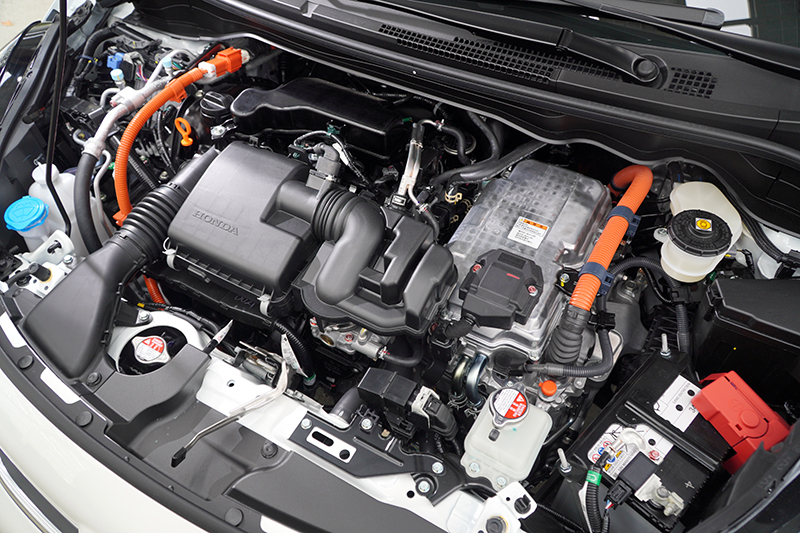 Honda Fit eHEV所搭載的動力系統試以電力驅動為主,僅有在高速巡航時是以引擎驅動,與過往的油電混合動力車款有所不同。