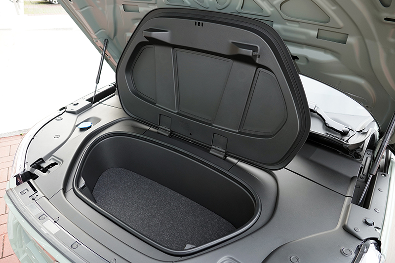 XC40 Recharge在前蓋下另有獨立獨立置物空間,增加便利性。