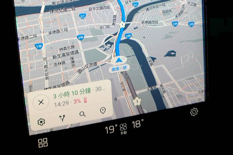 與行車電腦結合的Google Map可計算抵達目的地時的剩餘電量，試駕兩天下來，準確度相當高，可提供更精準的行程規劃。