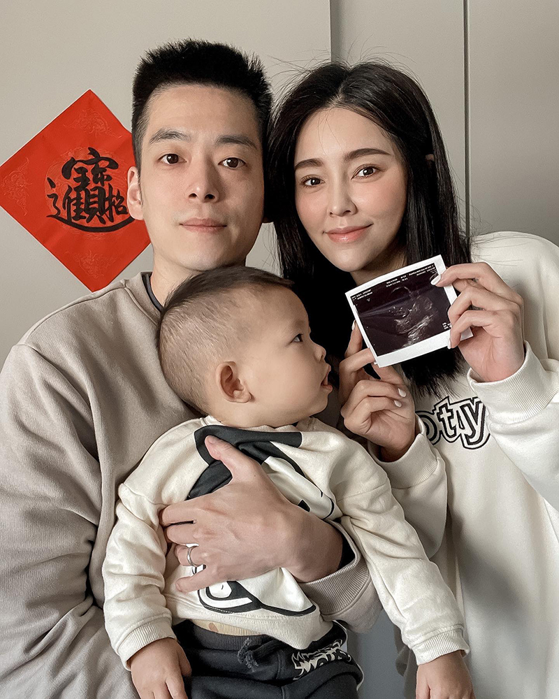 【車勢星聞】名模陳郁安懷孕三個月,喜添虎寶曬全家福。(圖:凱渥提供)