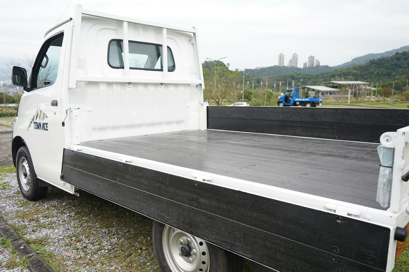 Town Ace自排木床版本,雖然成本較高但卻擁有質輕、高強度、耐衝擊的特性