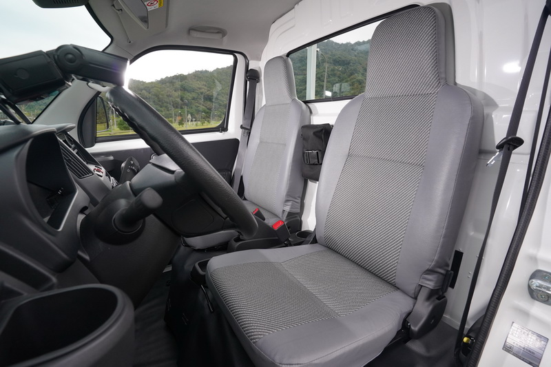 一體成形座椅在滑移時能讓腰部與頭部保持在一直線上,不會有椅背在前頭枕在後造成舒適度不佳的困擾