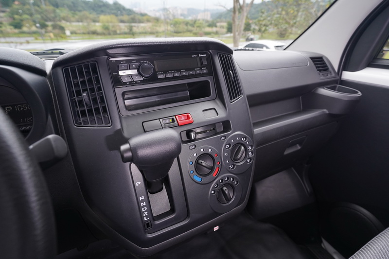 排檔座安置在中控台下方的設計,此一方式大幅增加車艙的空間使用率