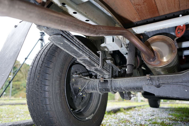 採用葉片彈簧的後軸會帶來多餘的彈跳,正常使用狀態下以重物來減緩回彈速度相信會更舒適些