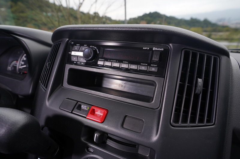 雖然音響界面沒那麼花俏,但仍可以藍芽或外接隨身碟撥放Mp3音樂