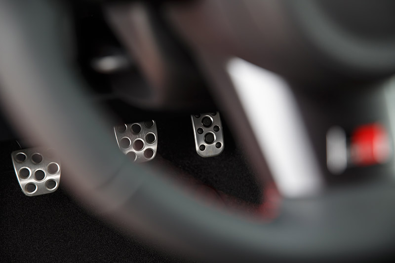 Toyota開發電動車用的模擬手排變速系統,將保留離合器踏板。