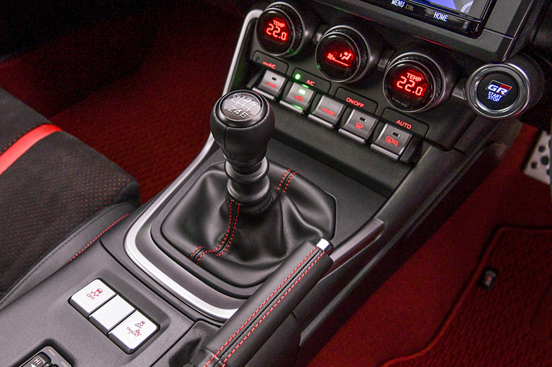 能想像電動車也配有如手排車排檔桿的換檔裝置嗎?