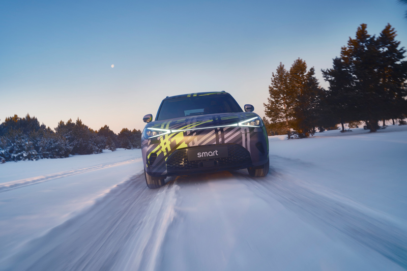 Smart釋出Smart #1照片,從偽裝包覆下大概可以看車有著和概念車相似的輪廓。