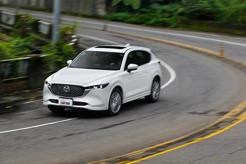 CX-5在有了渦輪推動,不論彎路出彎或加速都擁有暢快的感受。