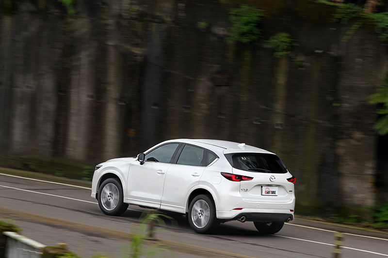 G力導引控制系統、四輪驅動與Mazda風格調校,CX-5在彎中也保有樂趣,但太快懸吊作動會提醒它是休旅車。
