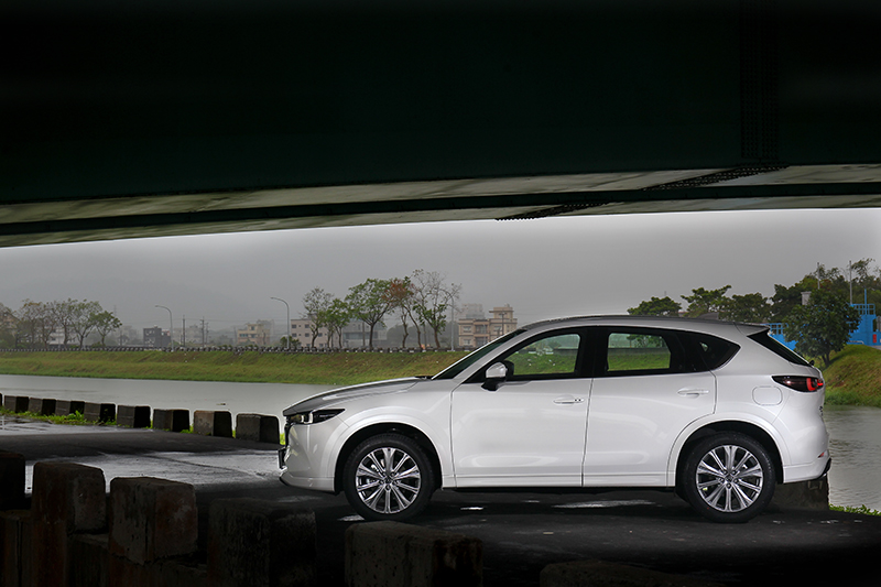 CX-5 25T AWD Signature車型採用車身同色護板配置。