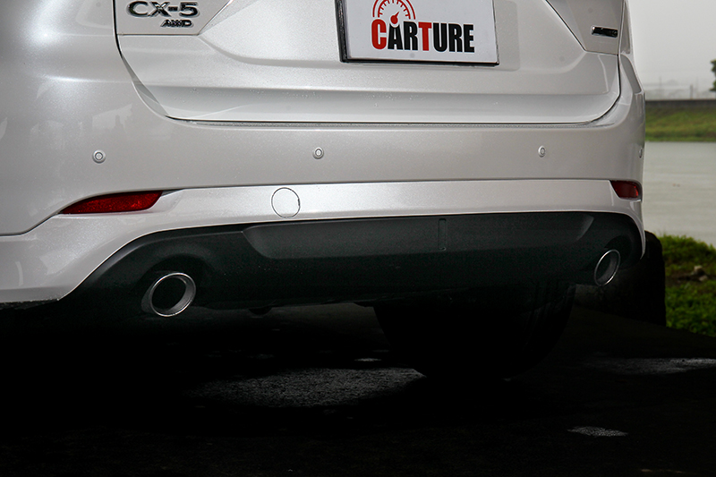 雙大口徑排氣管增添運動氛圍。