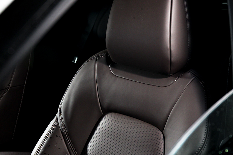 Nappa真皮座椅提供良好的乘坐感受。