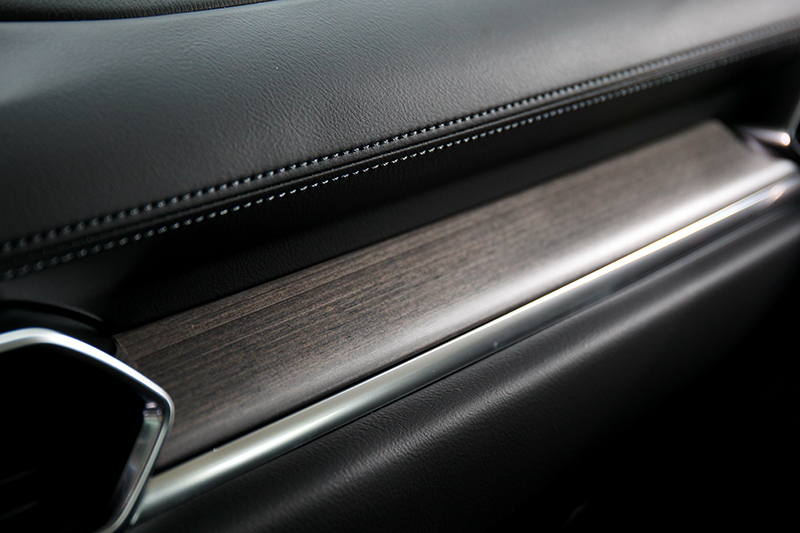 實木飾板是25T AWD Signature車型才有的配備。