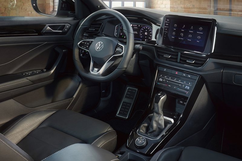 小改T-Roc中控螢幕位置進行調整,空調出風口、空調控制介面與方向盤等也都有改變。