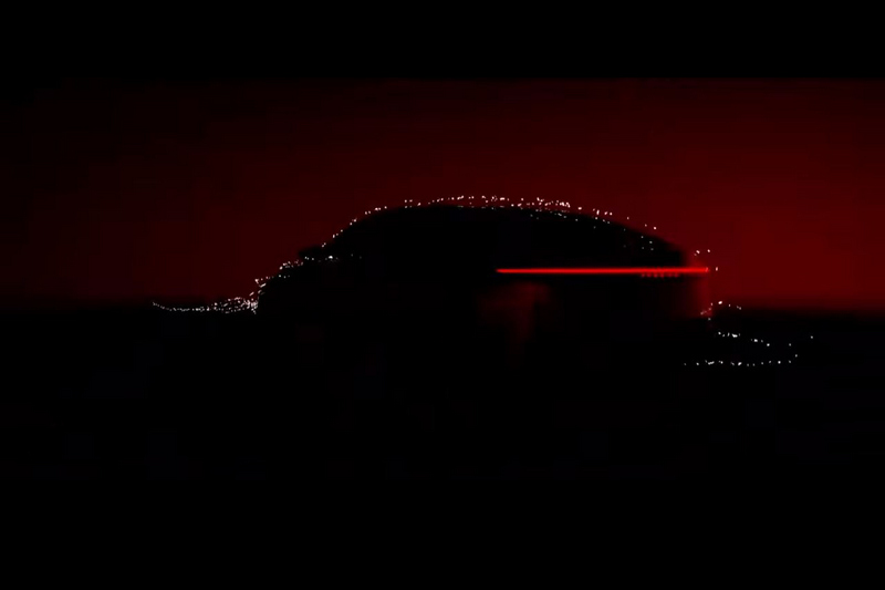 該電動車車頭採用許多燈源,而車型像似跨界休旅車。