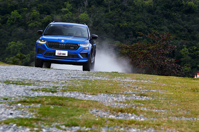 在Sport模式下不僅聲浪更響亮,加速表現也與先前不同變得更積極,四輪驅動系統讓在崎嶇路面行駛也非常輕鬆。