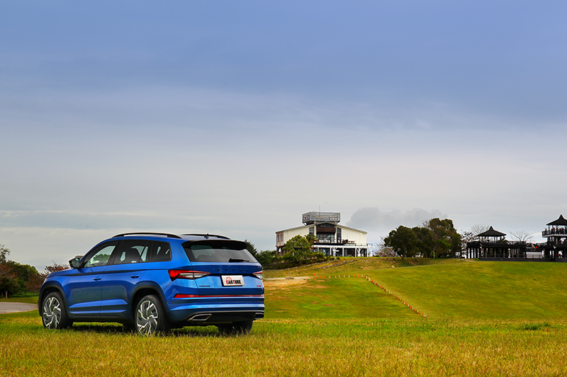黑色Skoda字樣、、黑色窗框、黑色後視鏡、黑色車頂行李架皆是Kodiaq RS專屬套件。