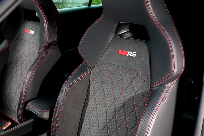 RS運動化座椅提供出色的包覆性乘坐舒適度。