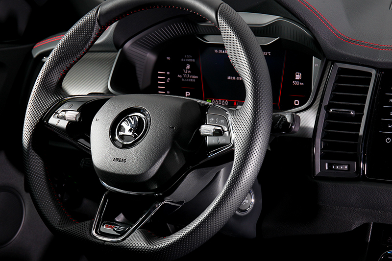 RS方向盤類、RS排檔桿、類Carbon飾板營造強烈性能氛圍。