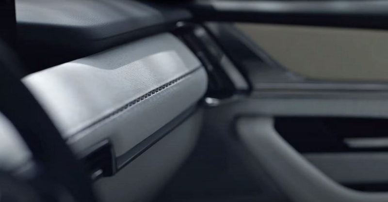 CX-60門板採用時木飾板,儀表平台則採淺色布料包覆,營造出比高級車還有質感的氛圍。